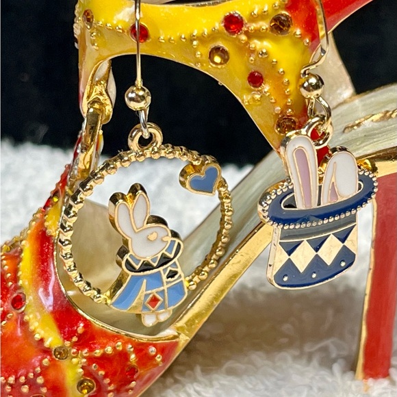 2/22 🐇Cute mismatched enamel Alice in Wonderland like earrings - Picture 2 of 12